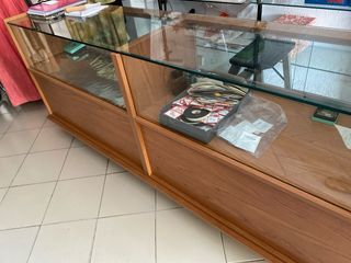 Vitrina mostrador madera-vidrio