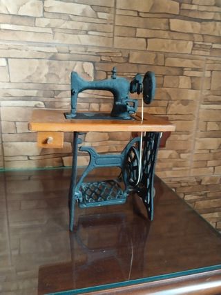 Miniatura Maquina Coser Antigua