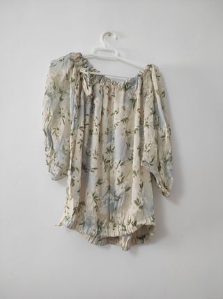 Blusa floral beige y azul