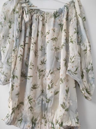 Blusa floral beige y azul