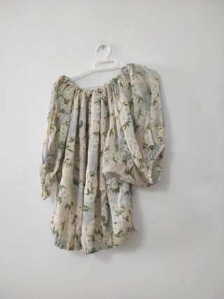 Blusa floral beige y azul