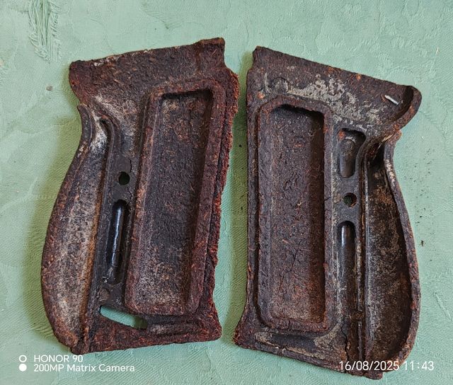 Cimeli Militari: impugnature LUGHER P 38