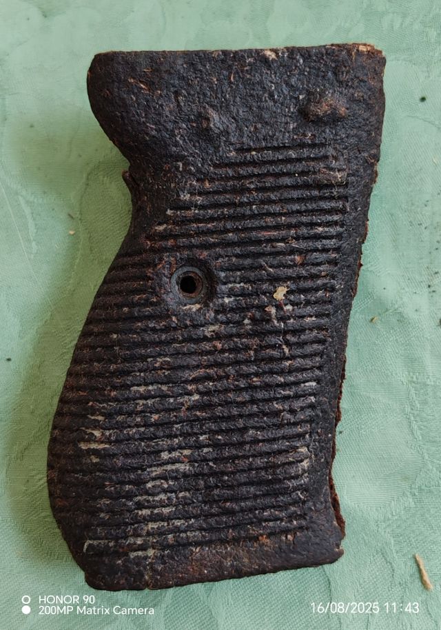 Cimeli Militari: impugnature LUGHER P 38