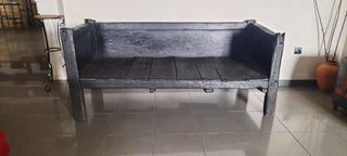 Escaño antiguo de madera negra