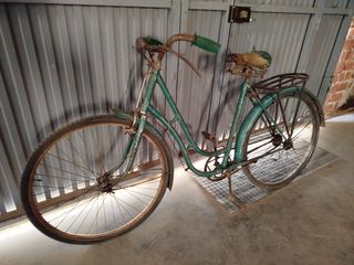 Bicicleta antigua verde