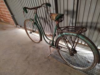 Bicicleta antigua verde