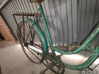 Bicicleta antigua verde