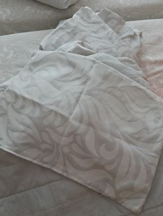 Edredon, cortinas y cojines beige