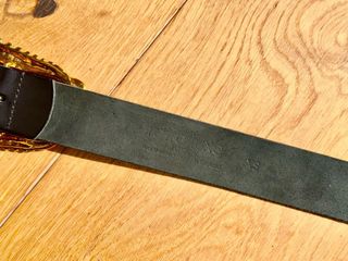 CINTURÓN de piel con hebilla dorada de dragones