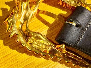 CINTURÓN de piel con hebilla dorada de dragones
