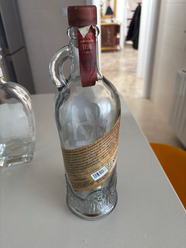 2 botellas antiguas de licor