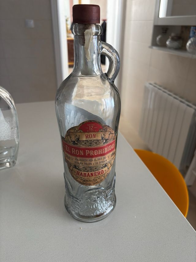 2 botellas antiguas de licor