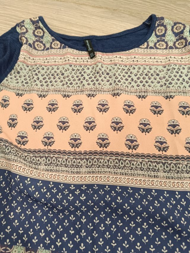 Camiseta estampada azul y rosa