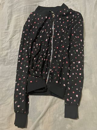 Chaqueta negra estampada flores TS