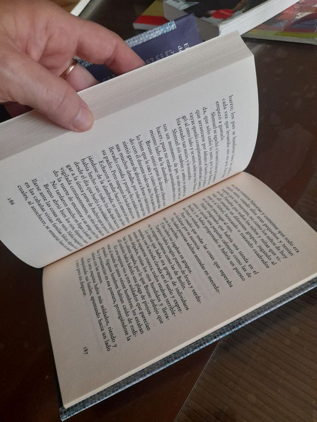 El niño con el pijama de rayas