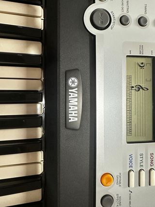 Yamaha PSR-E233 - Teclado