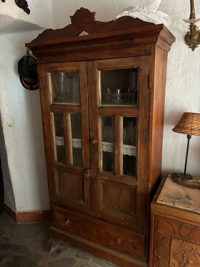 Vitrina antigua de madera