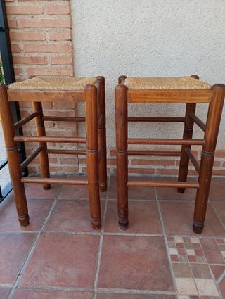 Taburetes rústicos de madera y enea.