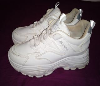 Tenis deportivos blancos