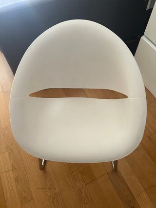 Silla blanca diseño moderno