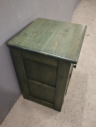 Mesita noche madera verde