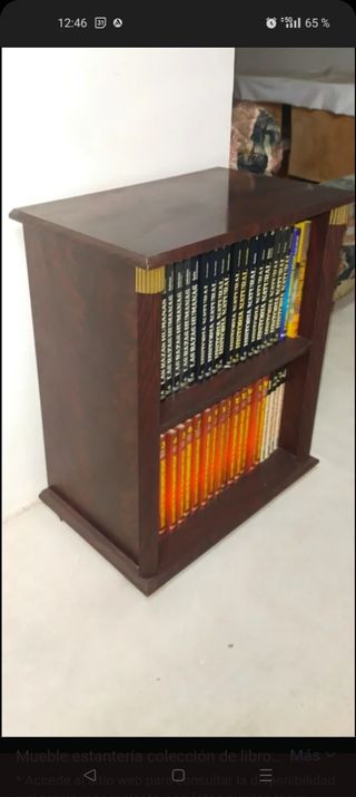 Librería marrón de madera
