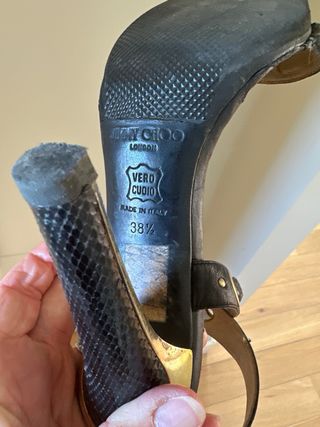 Sandalias Jimmy Choo altas negras y doradas