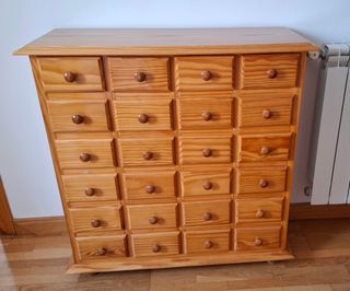 Mueble de madera con 24 cajones