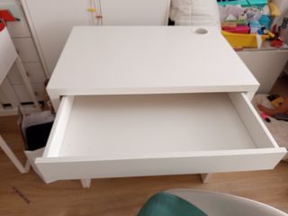 Escritorio blanco MICKE 73x50 y
 silla LOBERGE