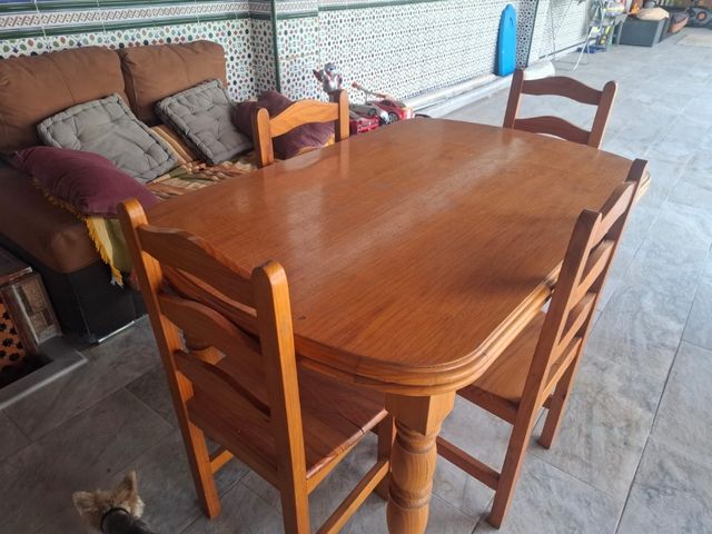 Mesa y 4 sillas madera maciza