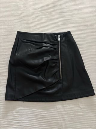 Mini falda negra cuero