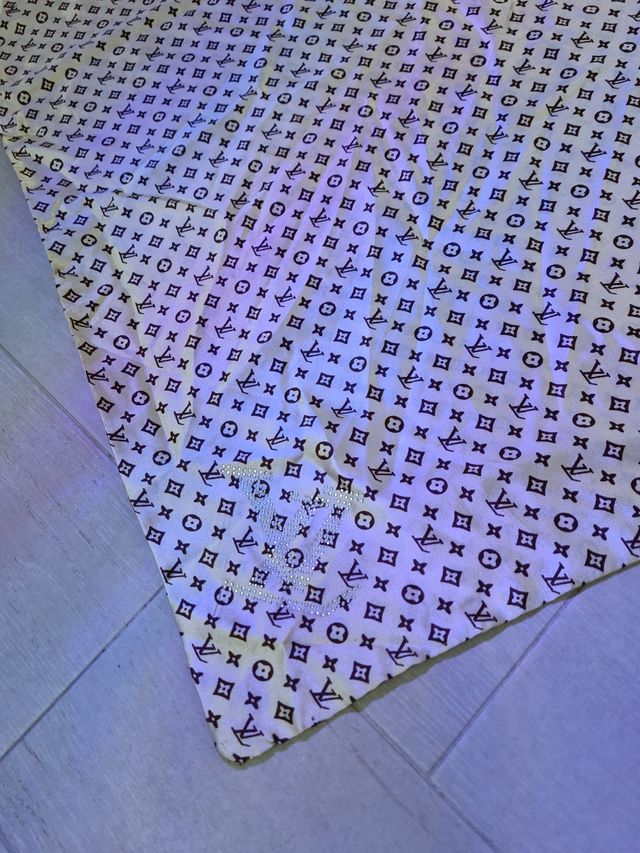 Pañuelo LV (Louis Vuitton) beige