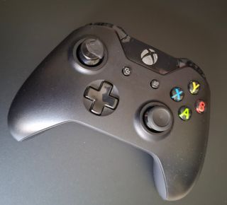 Xbox One X 1TB + mando Xbox con batería + CoD MW