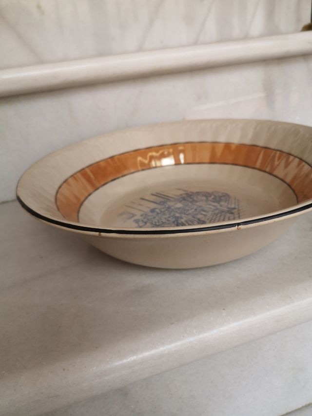 Fuente cerámica antigua