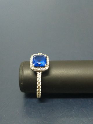 Anillo Pandora plata talla 16
Piedra azul