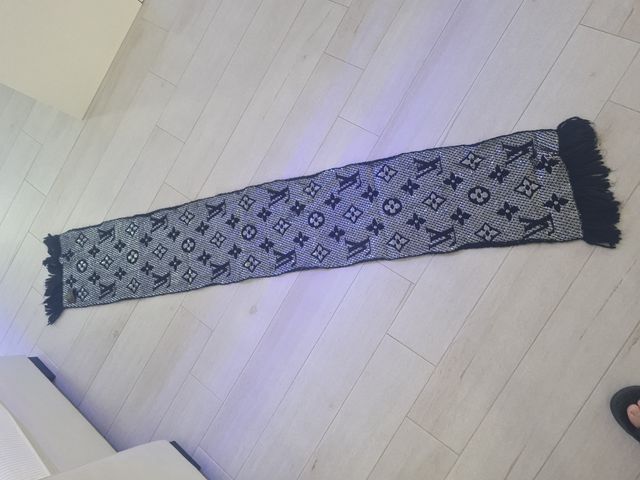 Bufanda Louis Vuitton - Negra y Plateada
