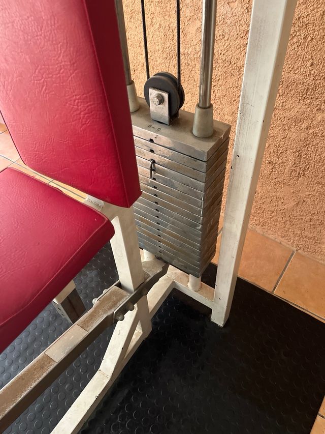 Máquina pectoral gimnasio