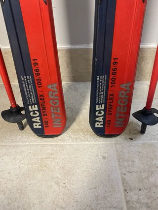 Esquís Elan Synflex JR con fijaciones + 2 bastones