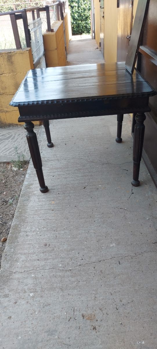 Mesa antigua de madera