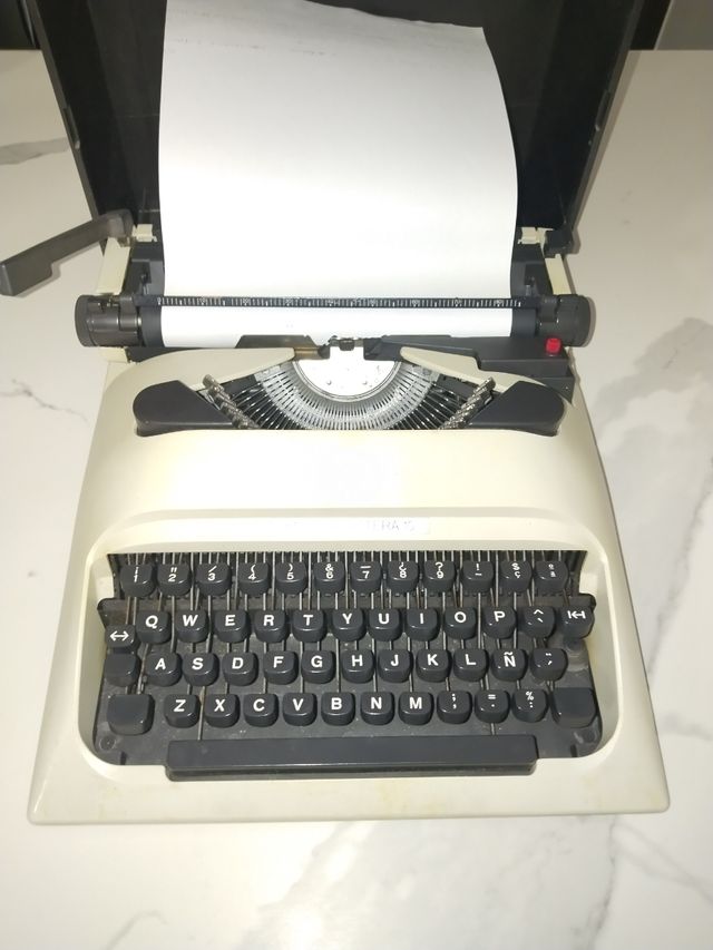 Macchina da scrivere Olivetti vintage