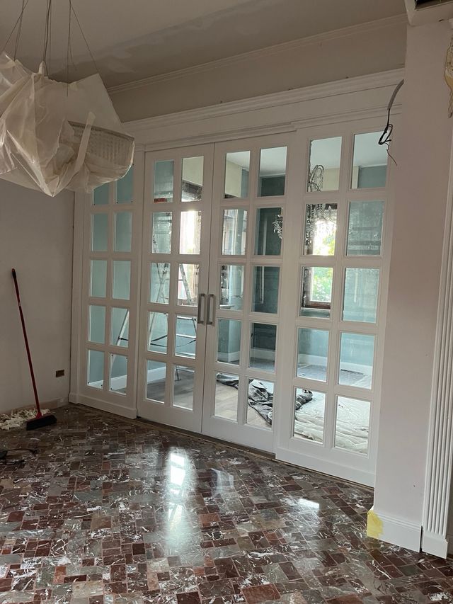 Porte scorrevoli bianche in vetro e legno