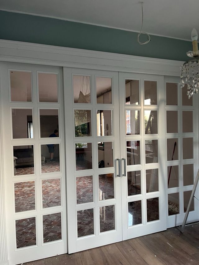 Porte scorrevoli bianche in vetro e legno