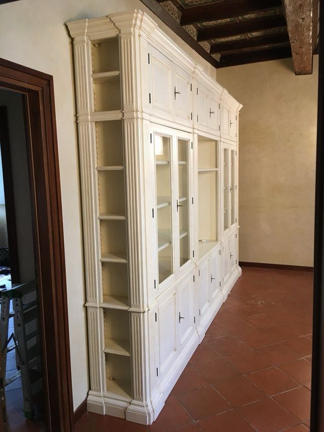 Libreria bianca in legno - stile classico