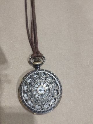 Collar con un reloj de bolsillo vintage