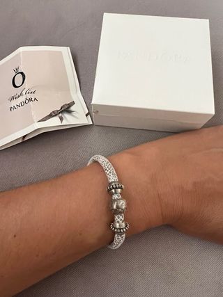 Pulsera Pandora piel y plata con 3 charm