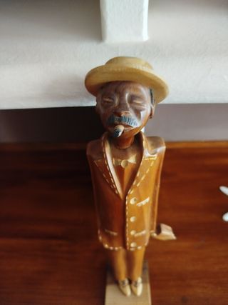 Escultura madera Mujer y hombre.