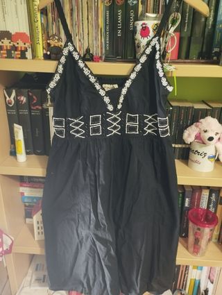 Vestido negro con detalles