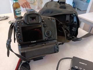 Canon7D - cuerpo 150€ + 50 objetivo.