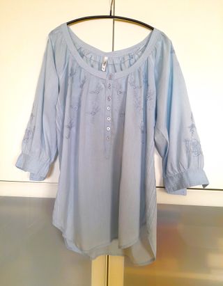 Blusa azul bordada