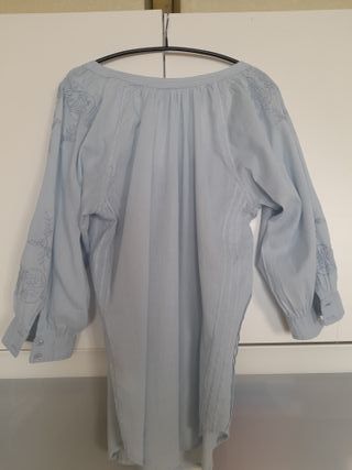 Blusa azul bordada